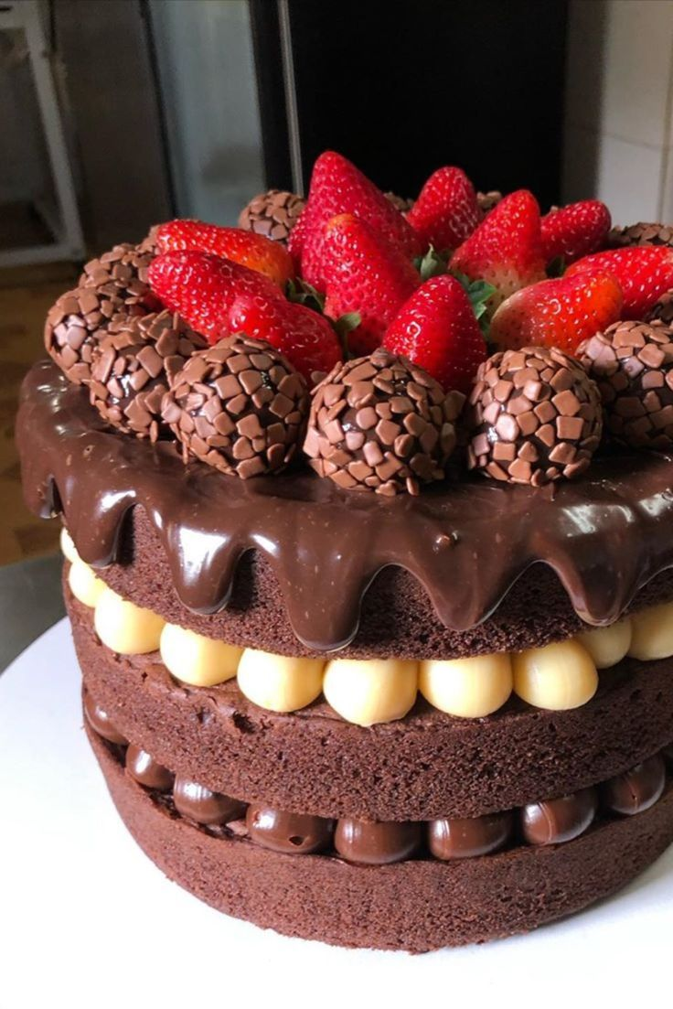 Bolo de Chocolate com Morangos do Amor
